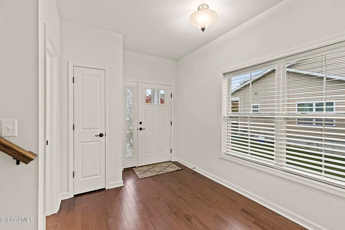 3 bed, 2.5 bath, 2282 sqft, $3,400 — Photo 3