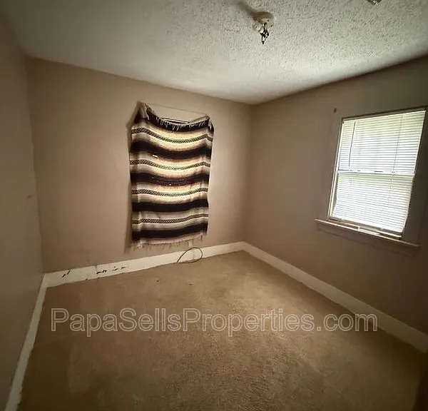 2067 N Maple Ave — Photo 7