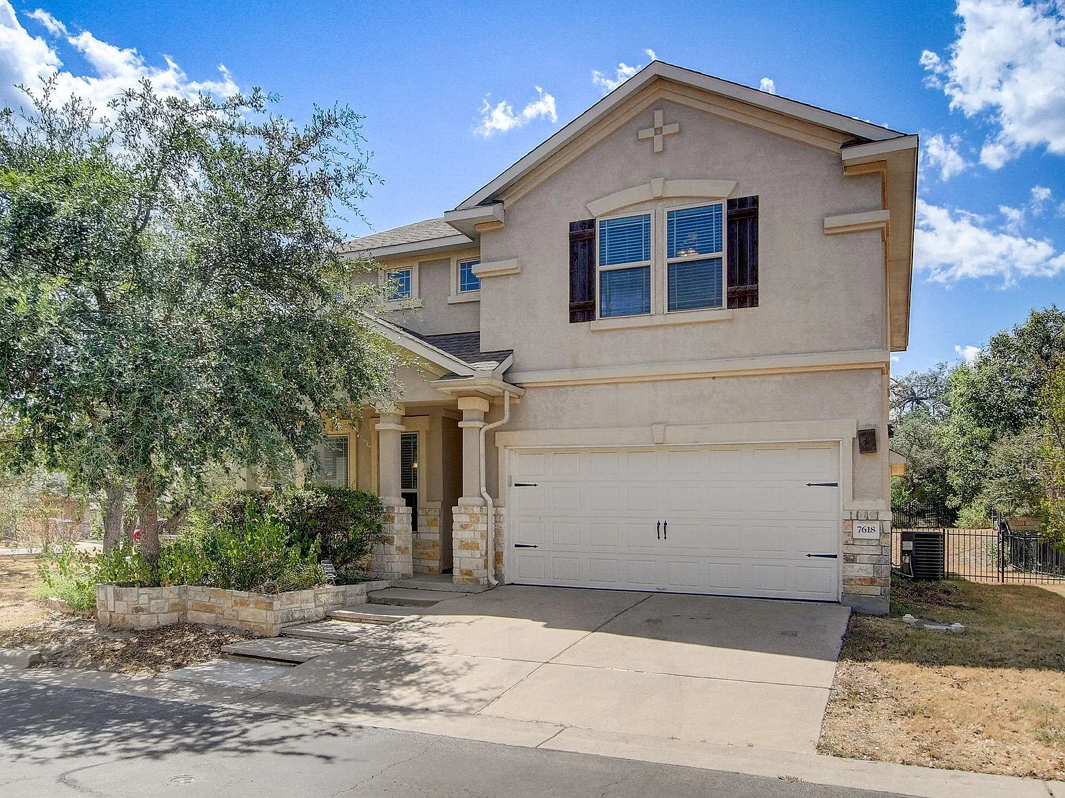 4 bed, 2.5 bath, 2574 sqft, $3,000 — Photo 3