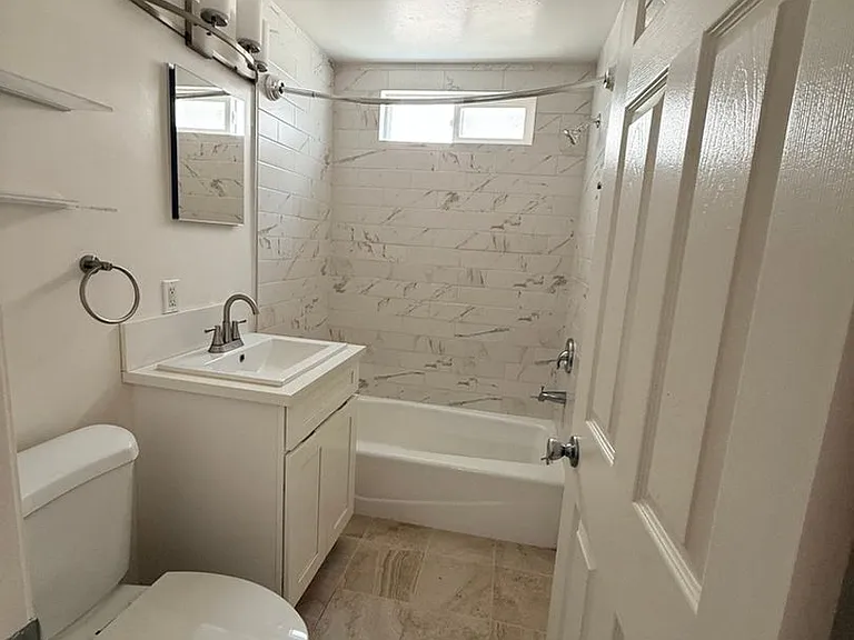 149 S Spalding Dr — Photo 16