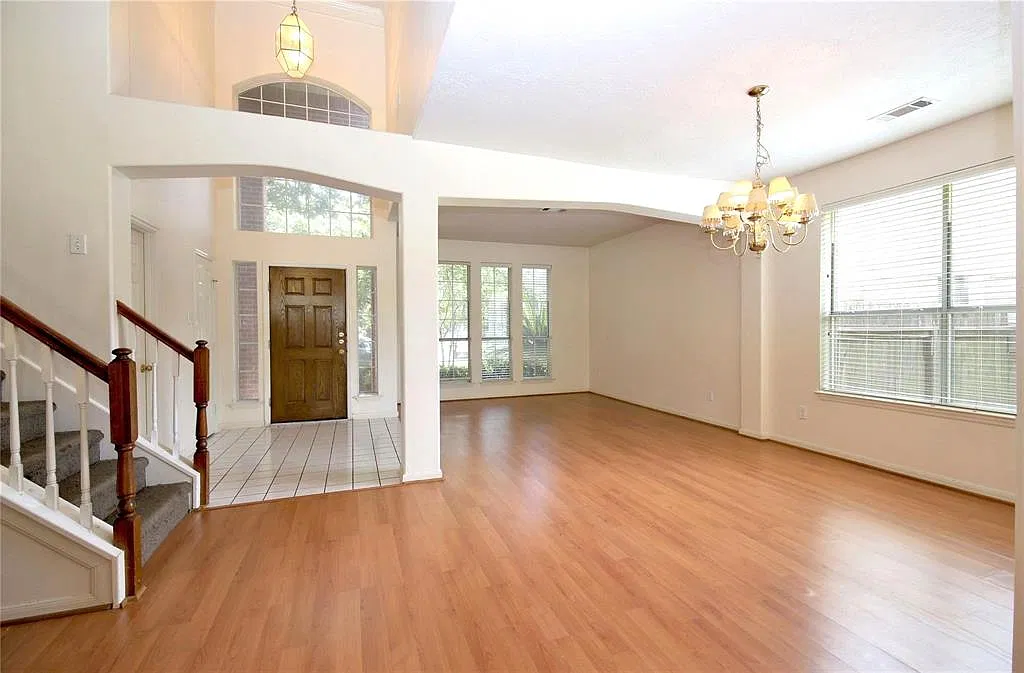 4 bed, 2.5 bath, 2610 sqft, $2,550 — Photo 2