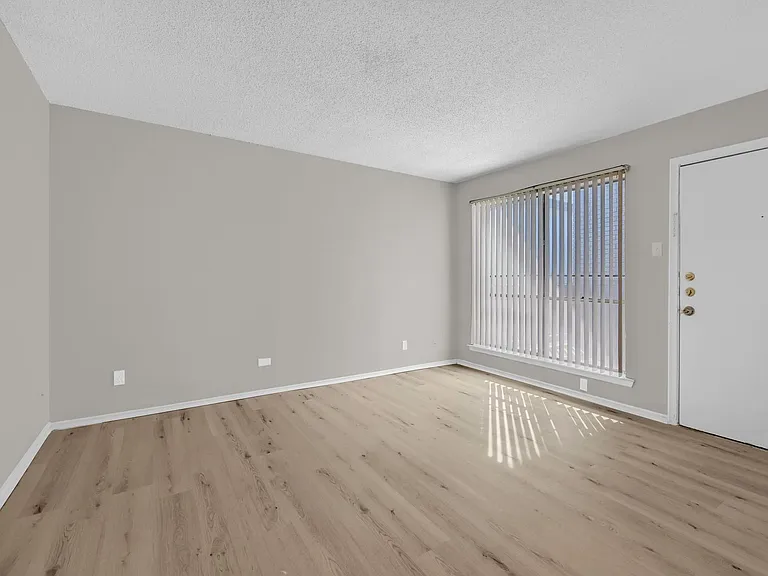 3200 W Walnut St — Photo 9