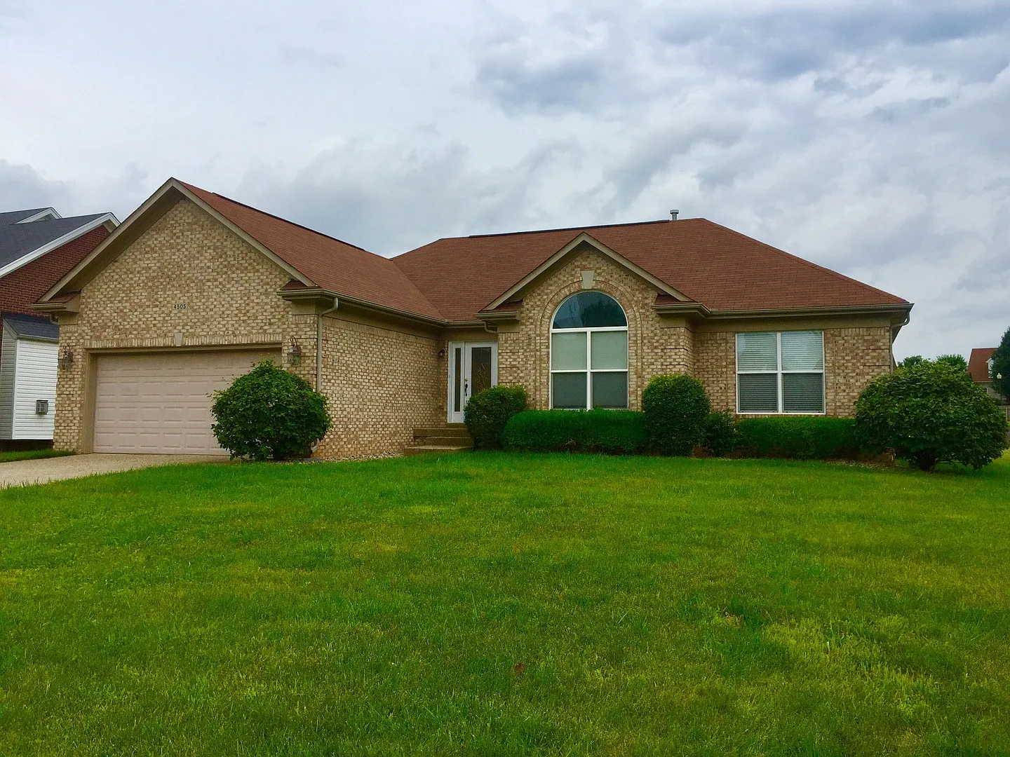 Wonderful 3 bed, 2.5 Bath home with back yard! — Photo 1