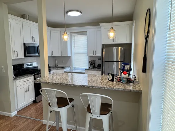 523 Grand Avenue image 5 of 17