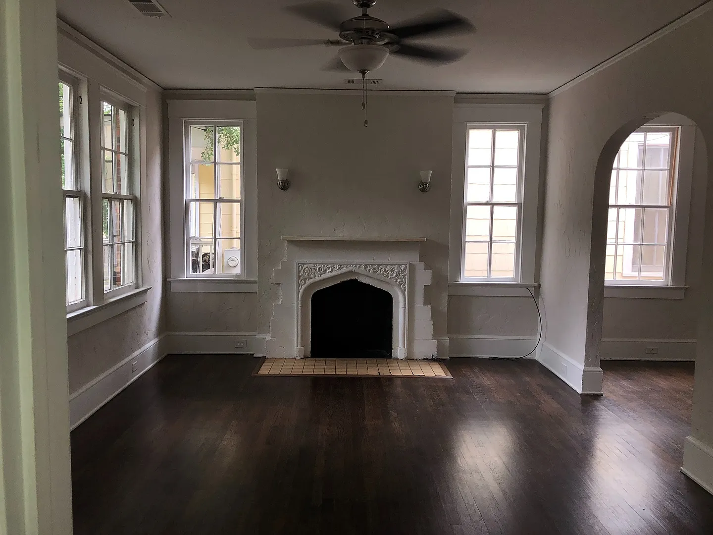 Open Concept Living and Close to Downtown — Photo 4