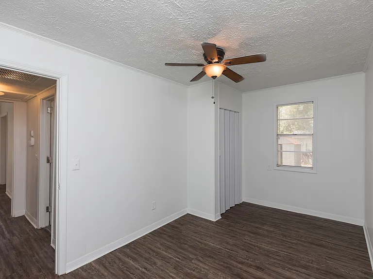 912 Huron St — Photo 3