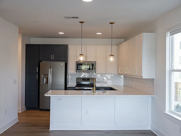 4 West — Photo 18