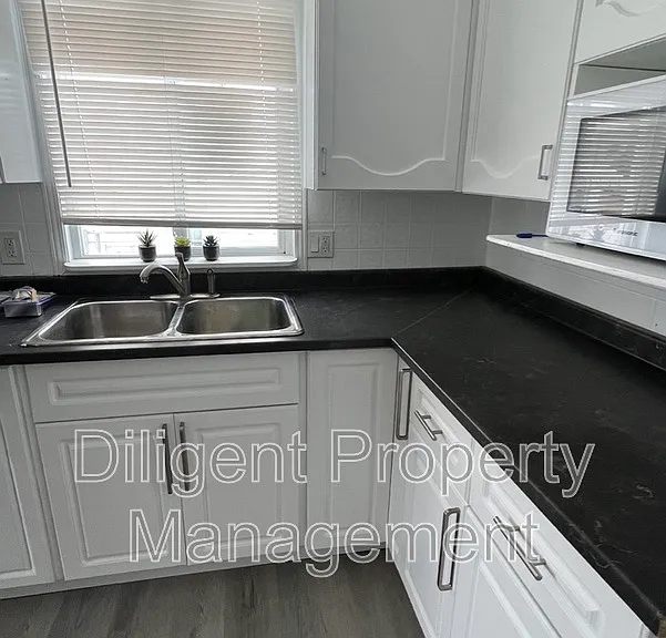 260 Lansdowne St W — Photo 5