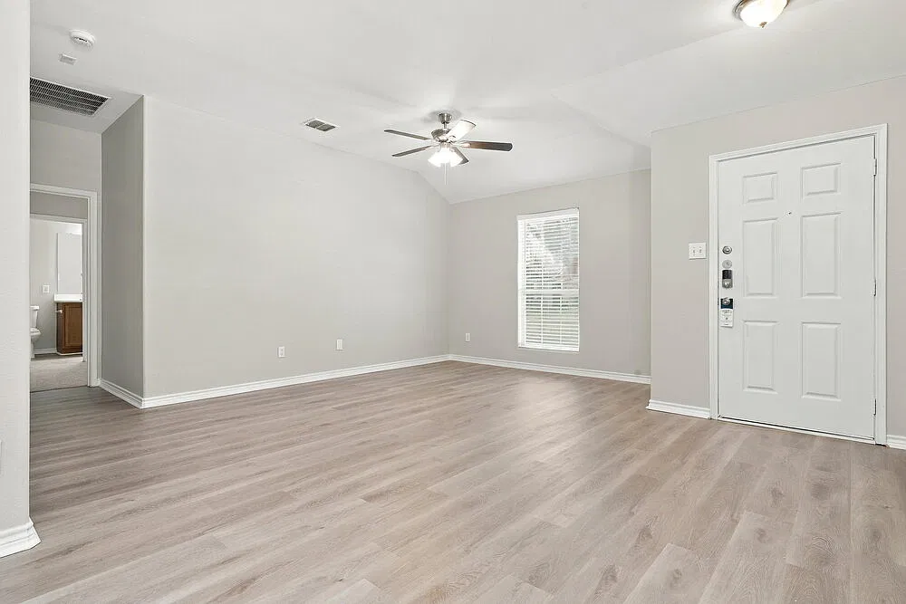 3 bed, 2.0 bath, 1768 sqft, $2,055 — Photo 4