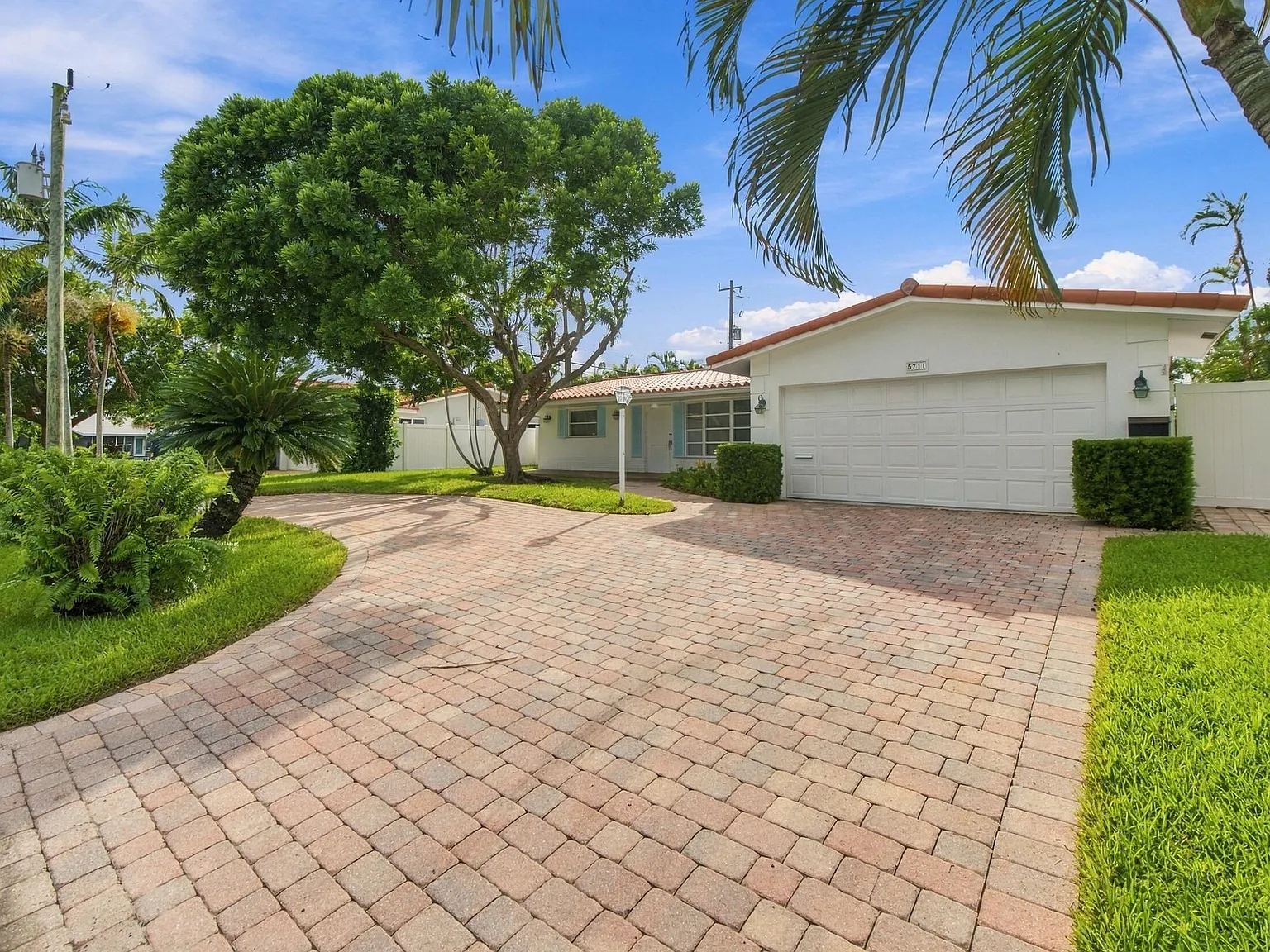 3 bed, 2.0 bath, 1376 sqft, $4,800 — Photo 2