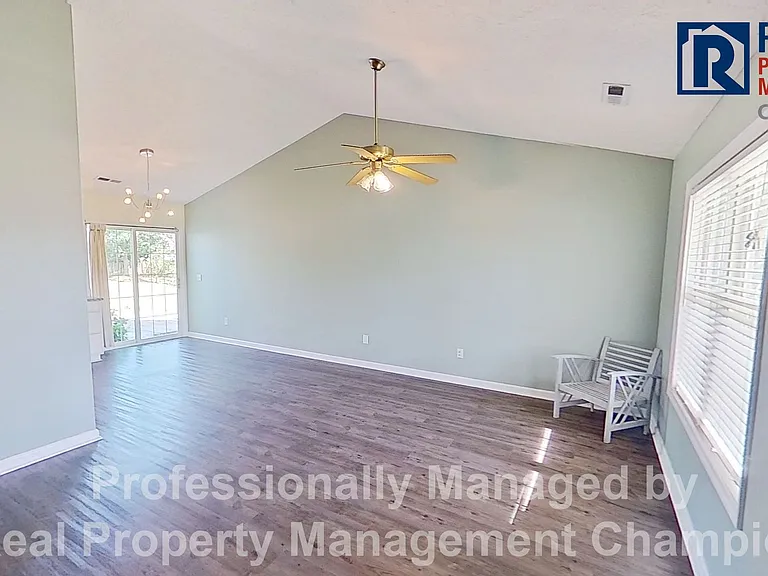 802 Plainfield Ct — Photo 4