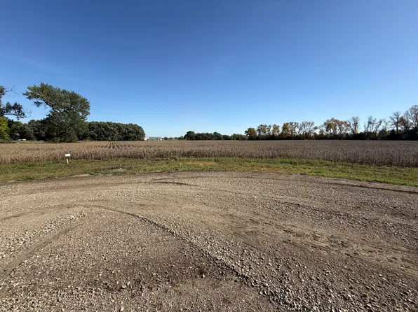 2435 Howling Woods Ln, Aberdeen, SD 57401