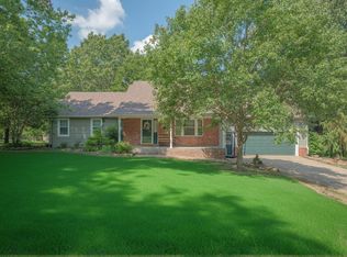 2210 Sunset Cir, Neosho, MO 64850