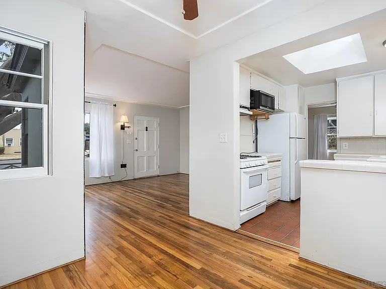 1537 Sunset Cliffs Blvd — Photo 9
