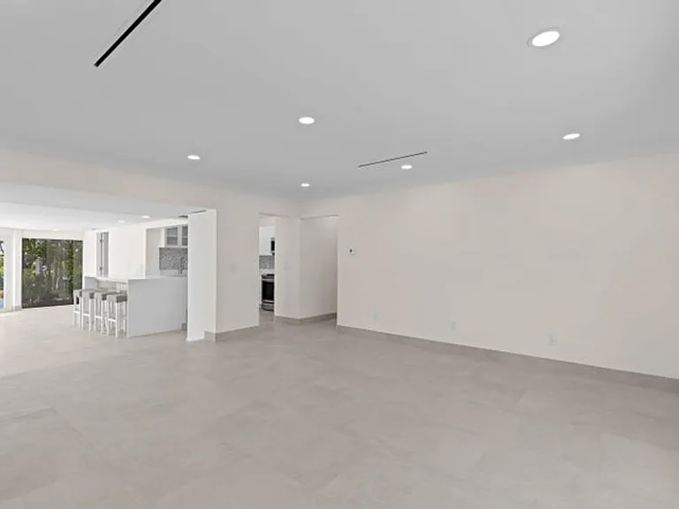 391 SE 7th Ave — Photo 7
