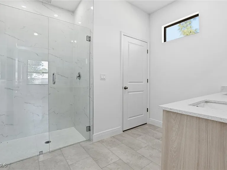 1087 Rugby Ln — Photo 9
