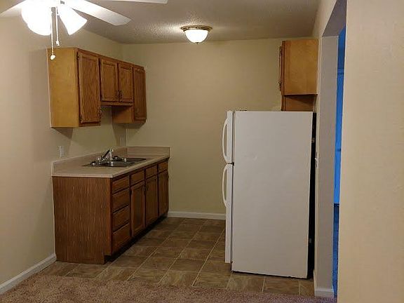Open kitchen space, ceiling fan!