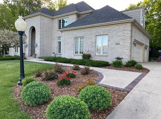 8822 Shadowood Trl, Racine, WI 53406