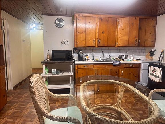 4th image of 715 Ballard St