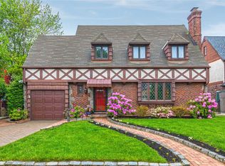 46 Berkley Rd, Mineola, NY 11501