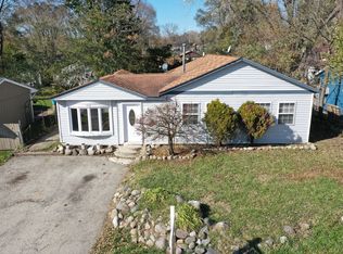 1806 Papoose Rd, Carpentersville, IL 60110