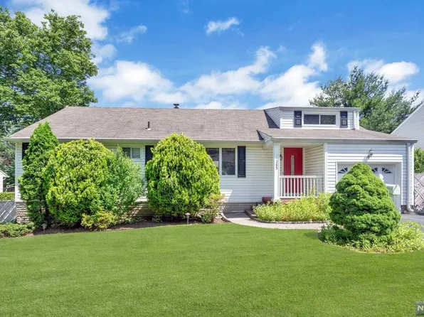 365 Lacey Dr, New Milford, NJ 07646