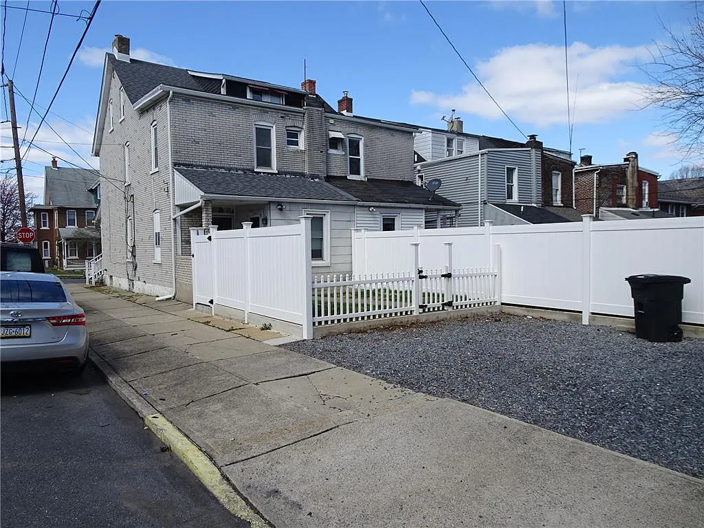 3 bed, 1.0 bath, 1488 sqft, $2,000 — Photo 3