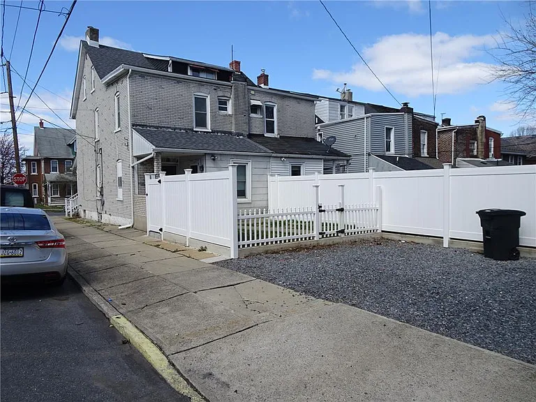 928 High St — Photo 3