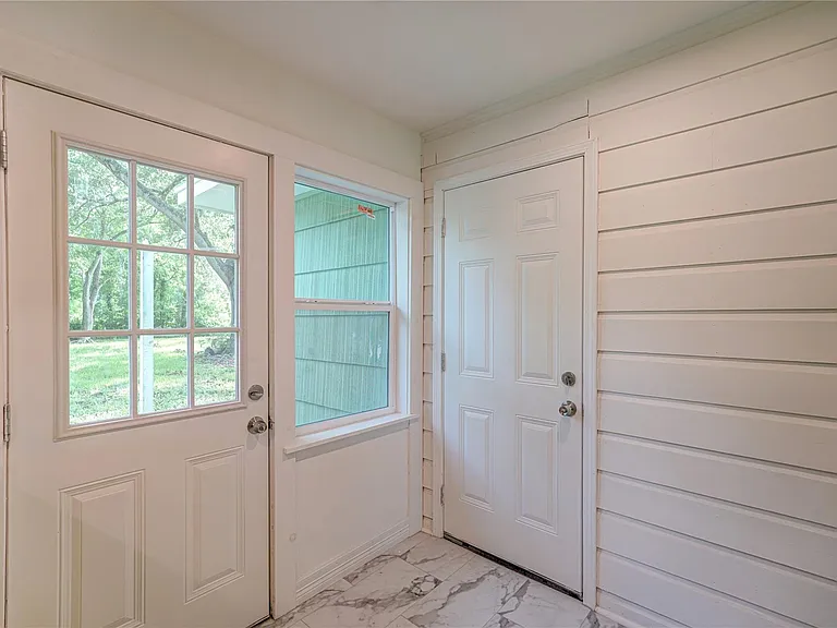 1319 Elm St — Photo 24