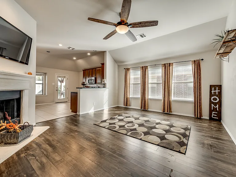 203 Cedar Creek Dr — Photo 5