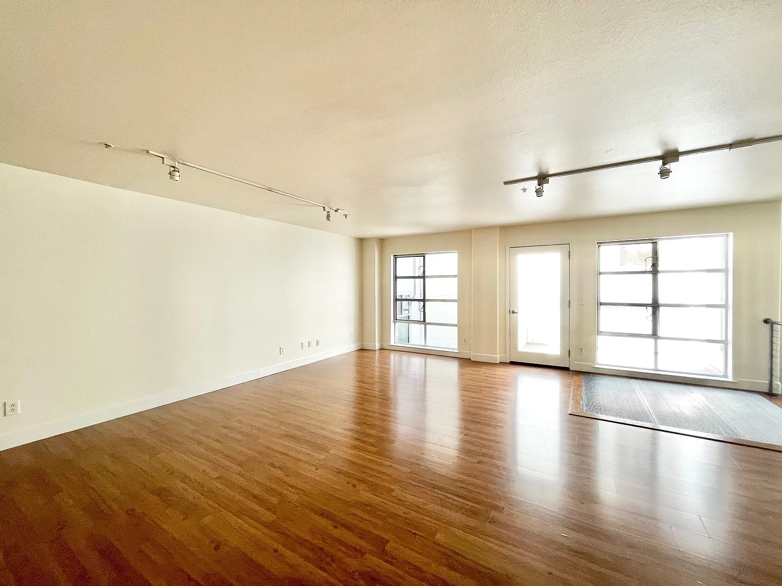 1 bed, 1.5 bath, 870 sqft, $3,200 — Photo 3