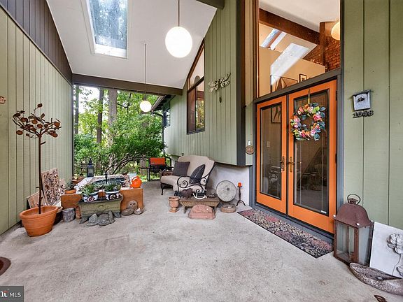 2nd image of 1048 Beaumont Rd