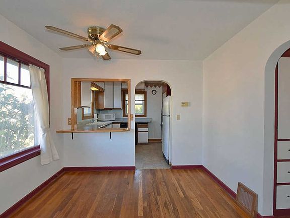 5th image of 918 E Illinois Ave