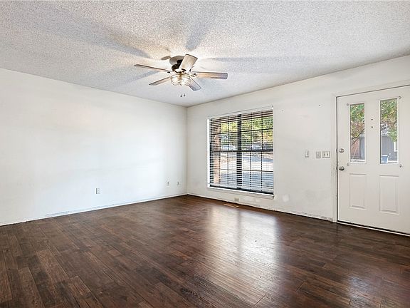5th image of 14 Oak Knoll Ln