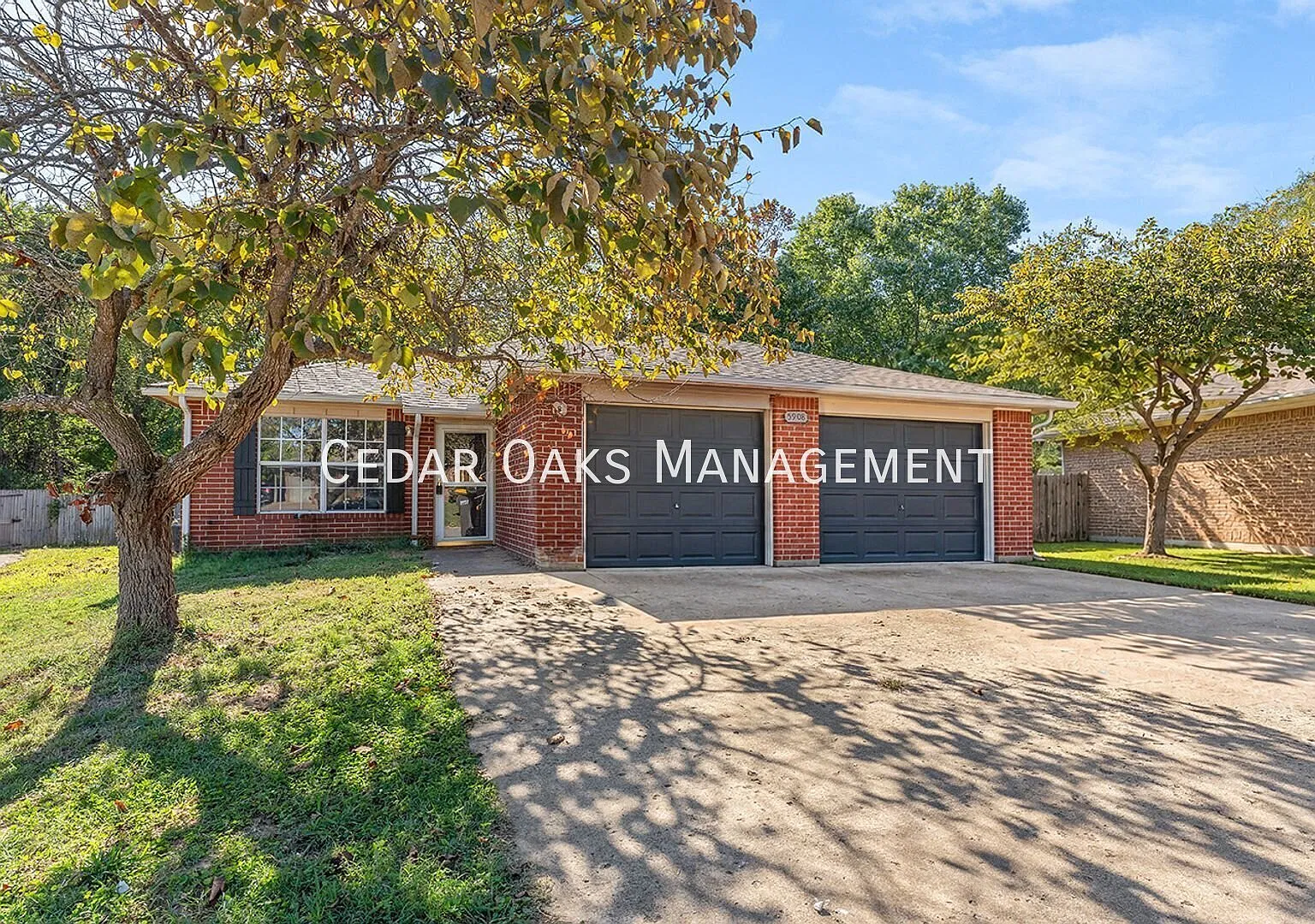 Comfort & Convenience: 3BR Duplex Home Minutes from 71B & I-49 — Photo 1