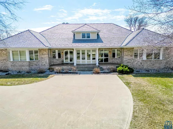 709 Cherry Hills Ln, Dakota Dunes, SD 57049