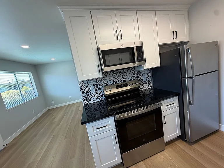 ROYALE APARTMENTS — Photo 23