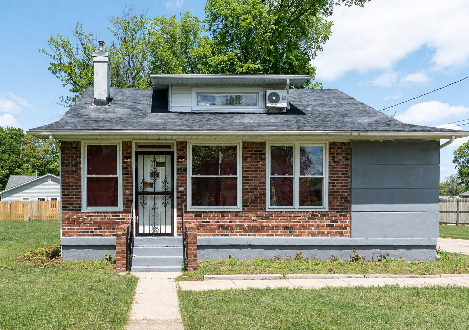 Spacious 3-Bedroom, 2-Bathroom Home with Vinyl Flooring Throughout — Photo 1