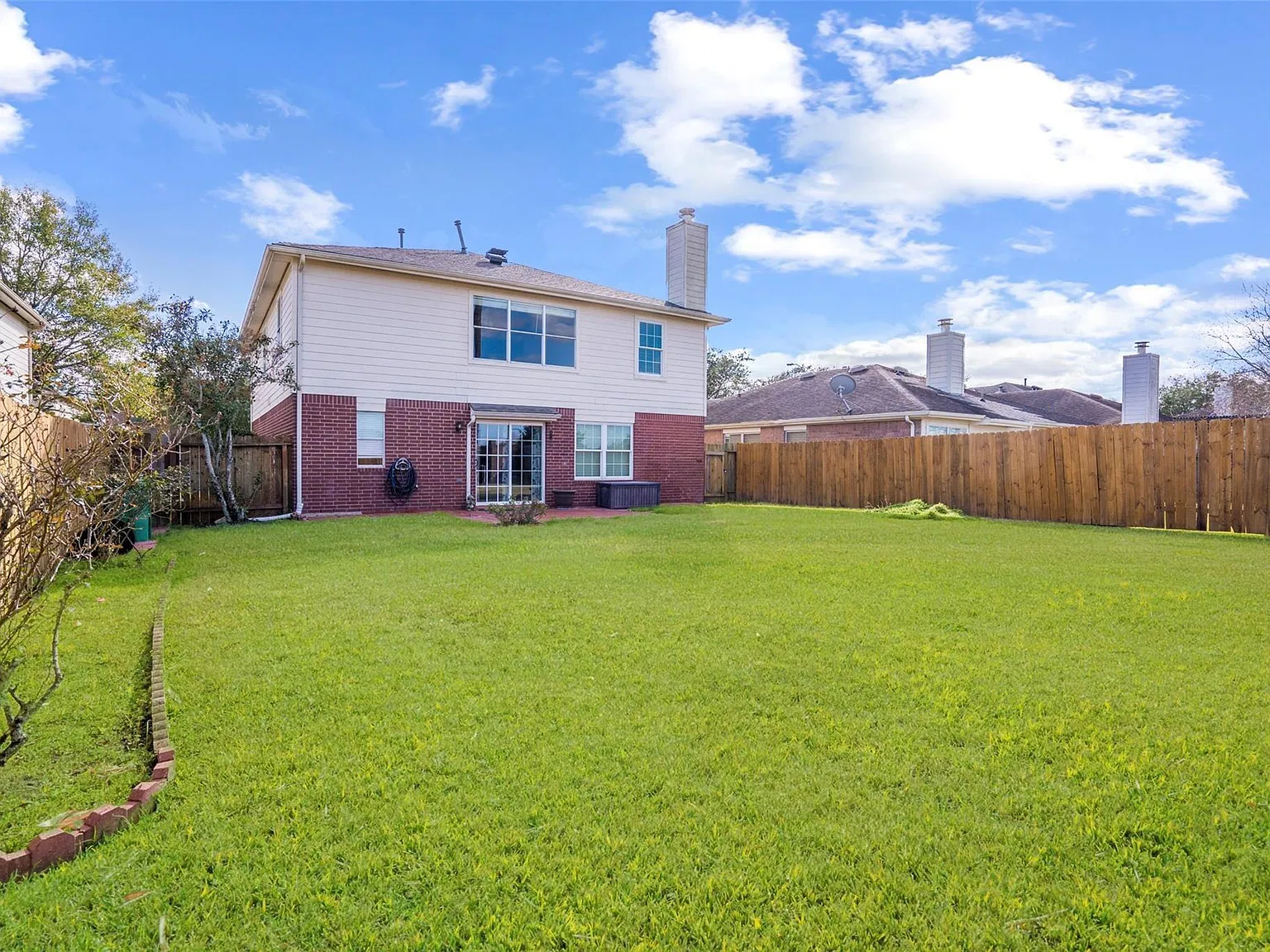 4 bed, 2.5 bath, 2477 sqft, $2,350 — Photo 3