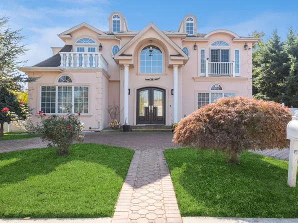 53 Edward Ave, Hicksville, NY 11801