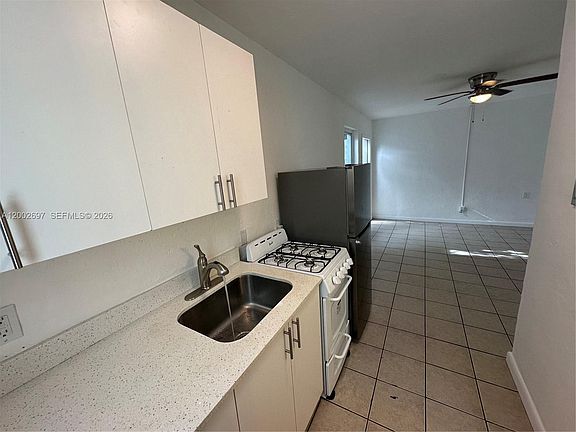 4th image of 480 SW 10th St APT 6