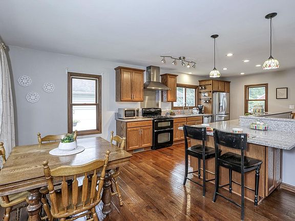 3rd image of 914 6th Ave S