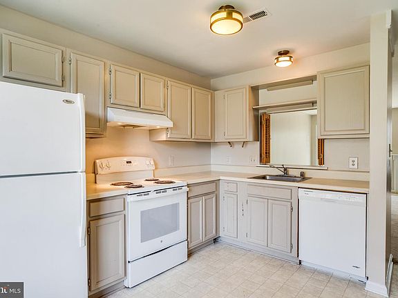 3rd image of 102 Heritage Commons Dr
