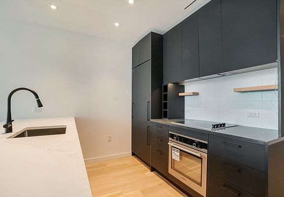 4th image of 329 Broadway #7004