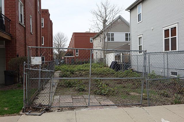 1st image of 1851 W Oakdale Ave