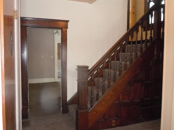 3rd image of 833 Auburn Pl NW
