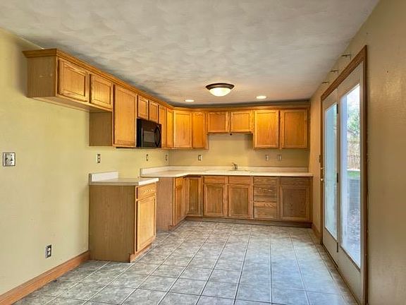 4th image of 1722-1724 Lyran Ave
