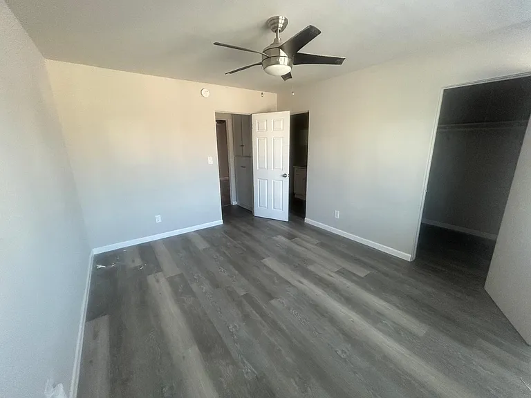 15050 Burbank Blvd — Photo 18