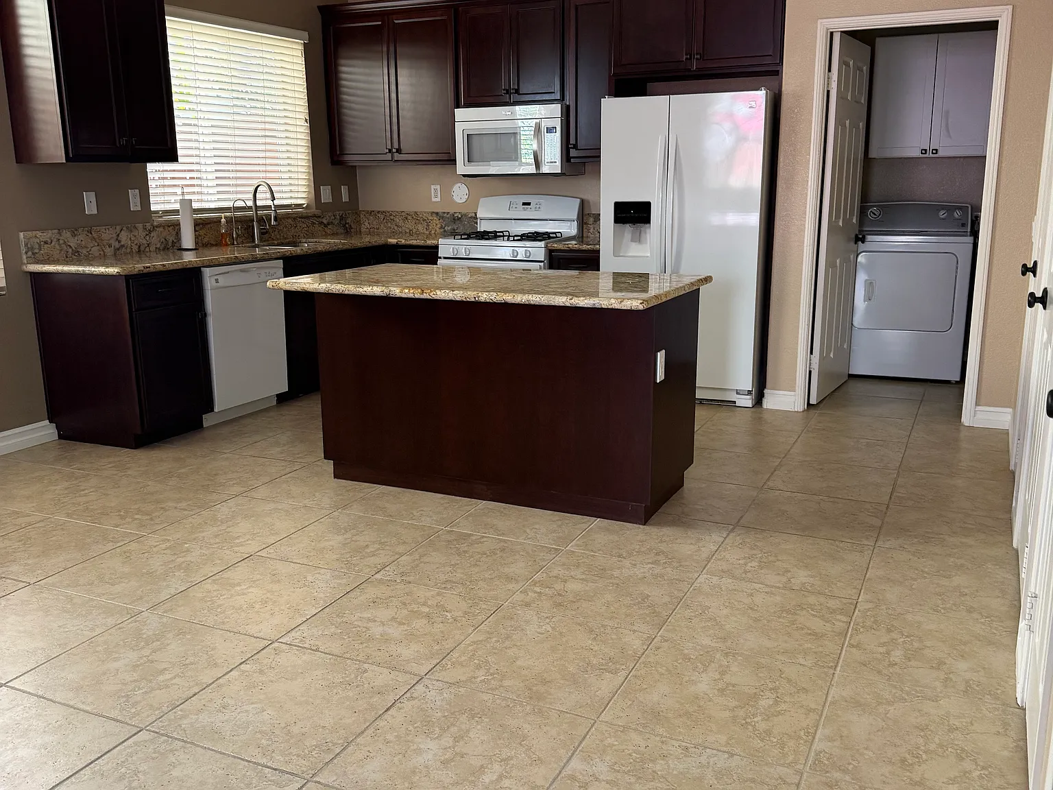 3 bed, 2152 sqft, $6,300 — Photo 4