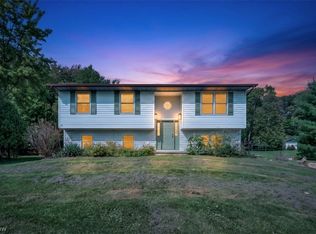 10142 Hillcrest Rd, Kirtland, OH 44094